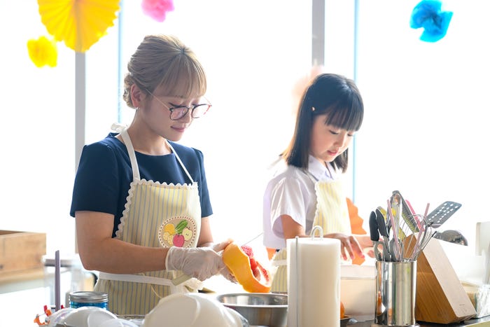 川栄李奈、池村碧彩「フェイクマミー」第4話(C)TBS