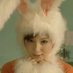 佐々木希、CM「お母さんはウサギ」篇より