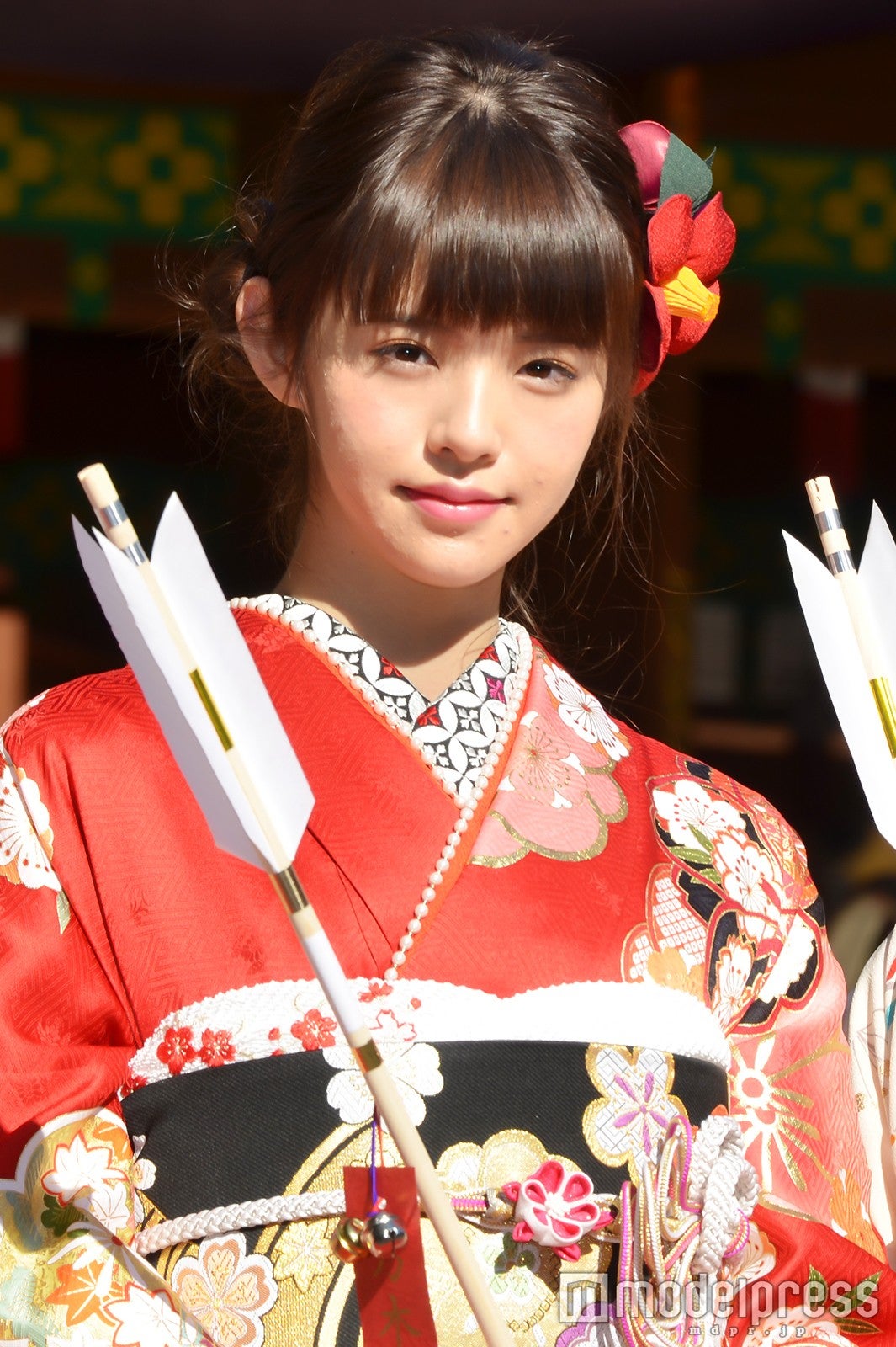 「non-no」鈴木優華、真っ赤な振袖に輝く小顔！2017年は期待感たっぷり