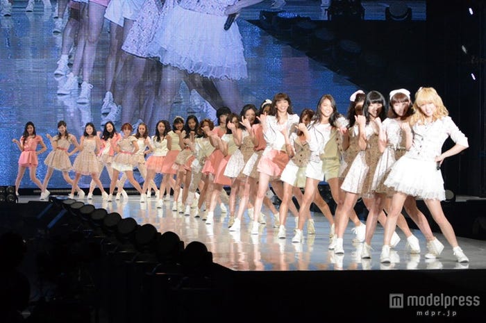 E-girls、「東京ランウェイ2014 SPRING/SUMMER」でライブパフォーマンス
