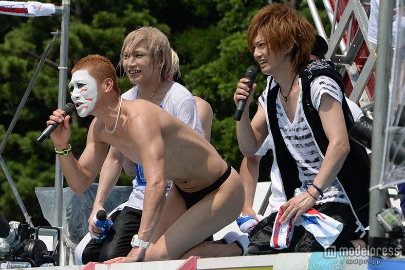 海パン姿で土下座する樽美酒研二