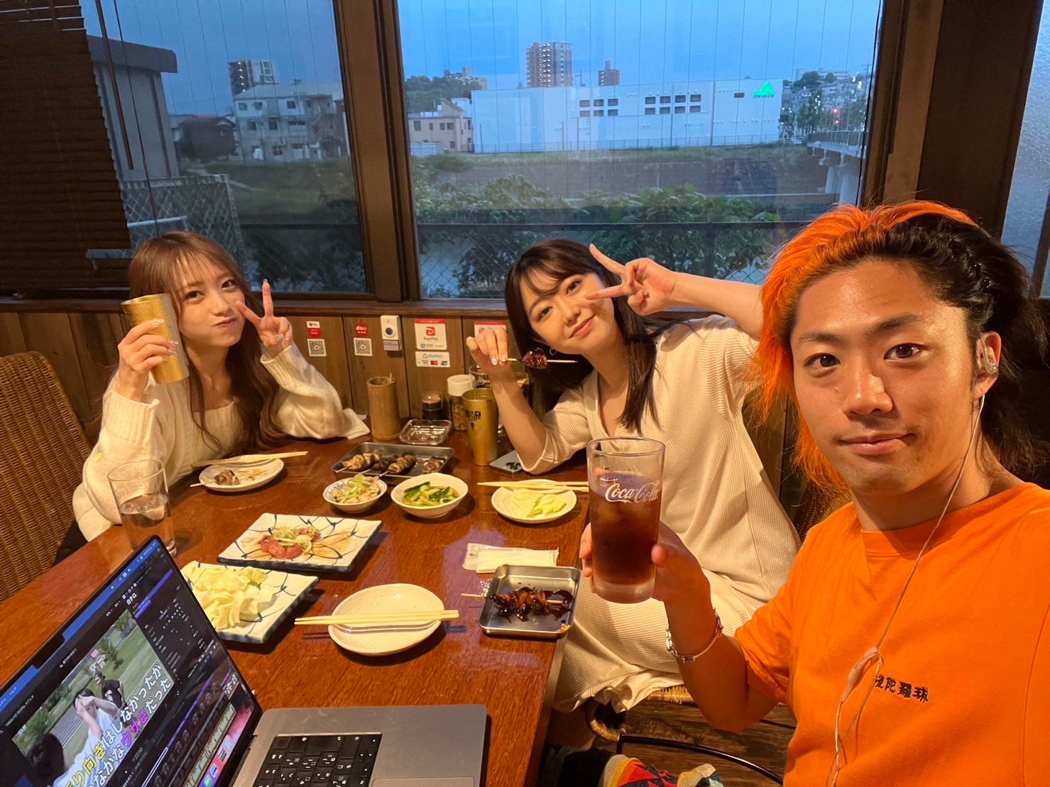 AKB48向井地美音、峯岸みなみ＆東海オンエア・てつや夫婦と3ショット 岡崎市での食事会に反響「親子みたい」