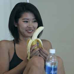 大志の目の前でバナナを食す『TERRACE HOUSE ALOHA STATE』29th WEEK（C）フジテレビ／イースト・エンタテインメント