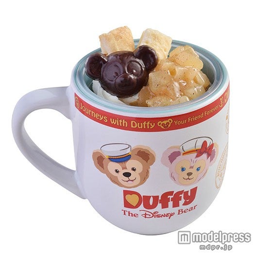 バニラムースにかかったキャラメルソースの上には、ホイップクリーム、アップル、ちいさなパイがトッピング（C）Disney