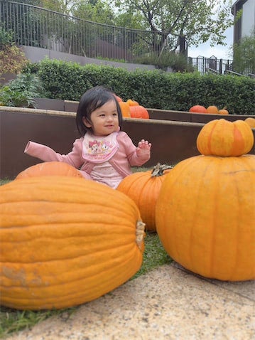 アレクサンダー、次女・グーちゃんがカボチャに囲まれニッコリ "ハロウィンショット"公開