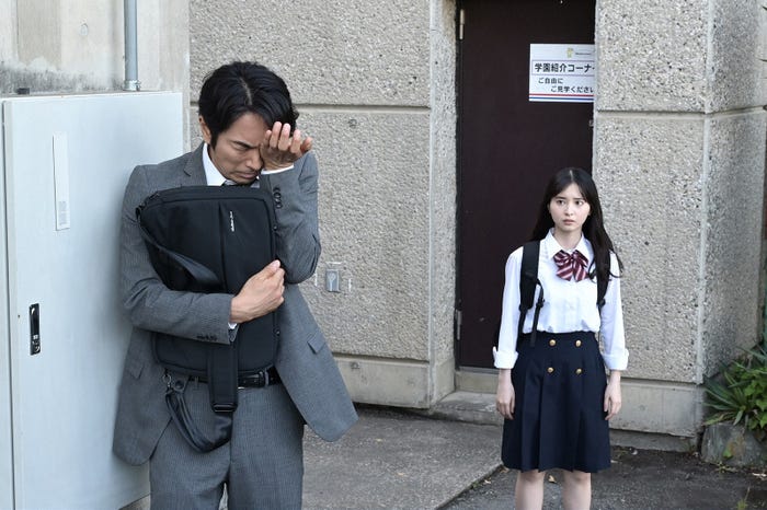 眞島秀和、飯沼愛 (C)「パパとムスメの7日間」製作委員会