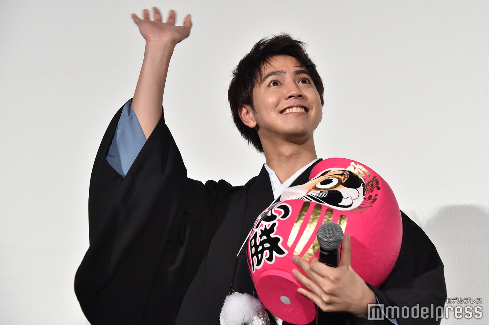 だるまを持って手をふる片寄涼太 （C）モデルプレス