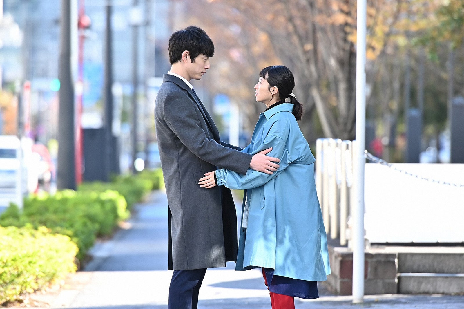 坂口健太郎、清野菜名／「婚姻届に判を捺しただけですが」第8話より（C）TBS