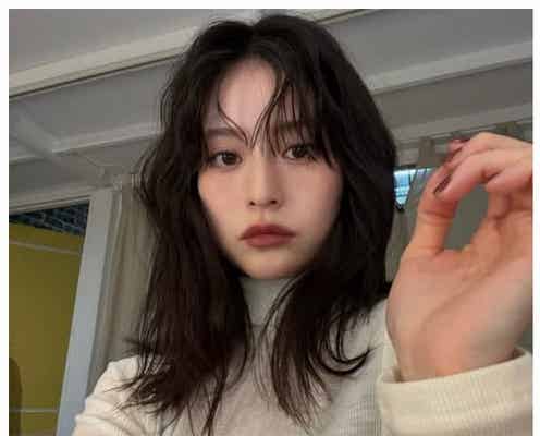 第1子出産の横田ひかる、子供との花見散歩ショットで美ウエスト披露「圧巻スタイル」「すっかりママの顔」の声