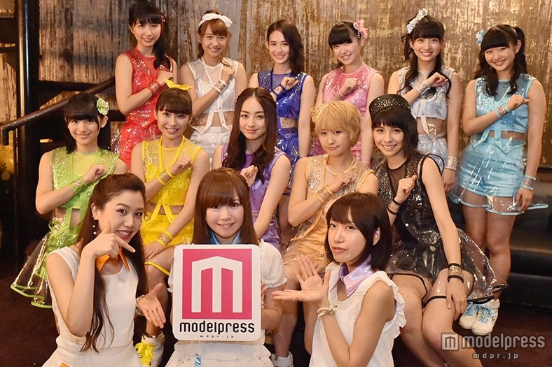 Re:ガールズ（前列）とSUPER☆GiRLS