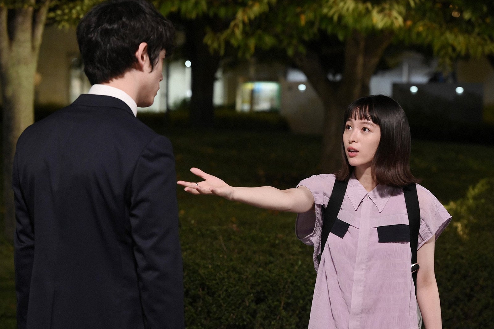 坂口健太郎、清野菜名／「婚姻届に判を捺しただけですが」第1話より（C）TBS