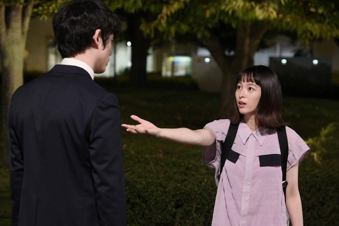 坂口健太郎、清野菜名/「婚姻届に判を捺しただけですが」第1話より(C)TBS