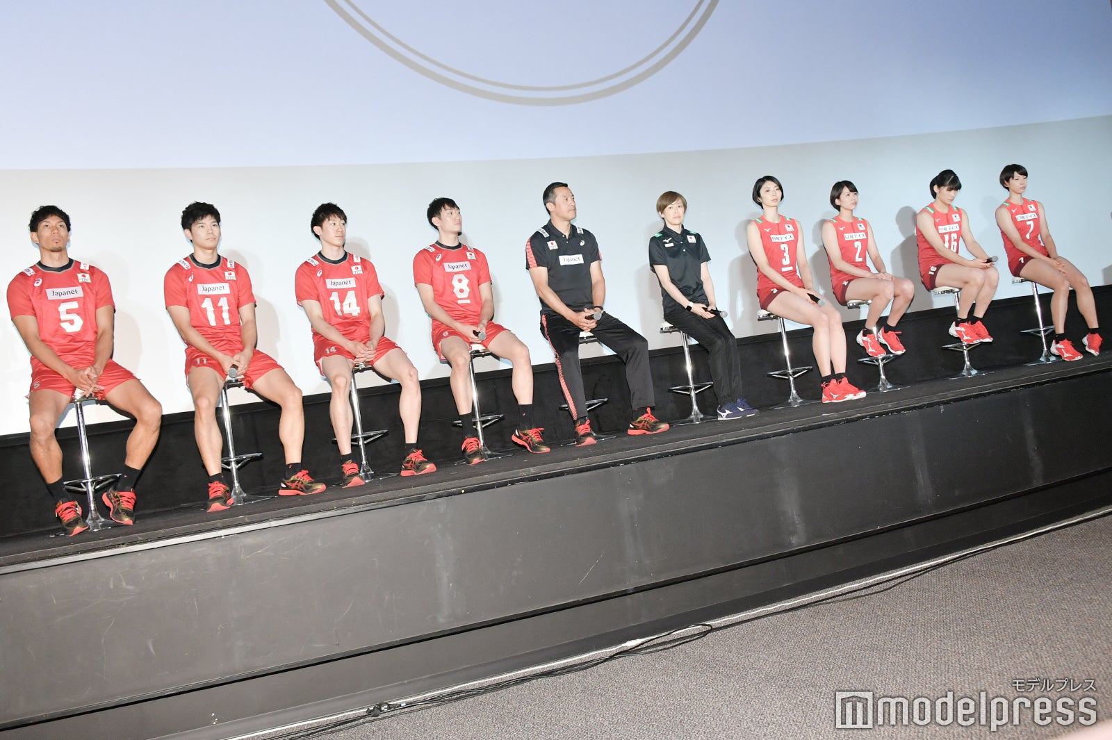 （左から）福澤達哉、西田有志、石川祐希、柳田将洋、中垣内祐一監督、中田久美監督、岩坂名奈、古賀紗理那、黒後愛、石井優希（C）モデルプレス