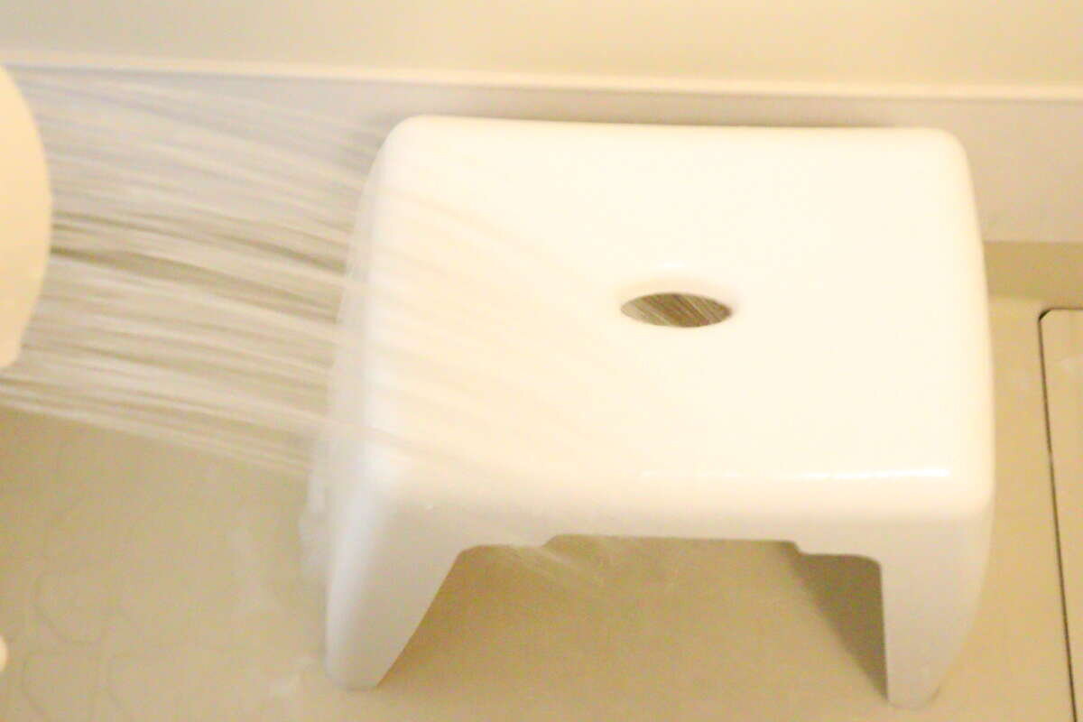 ダイソーの水アカ用洗浄剤を水で流す