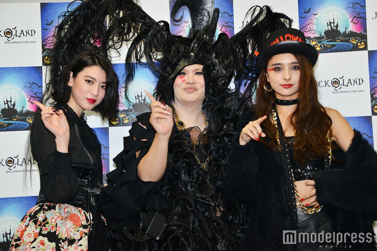 三吉彩花＆石田ニコル、ド迫力“IKKOデビル”に「全部持っていかれました」