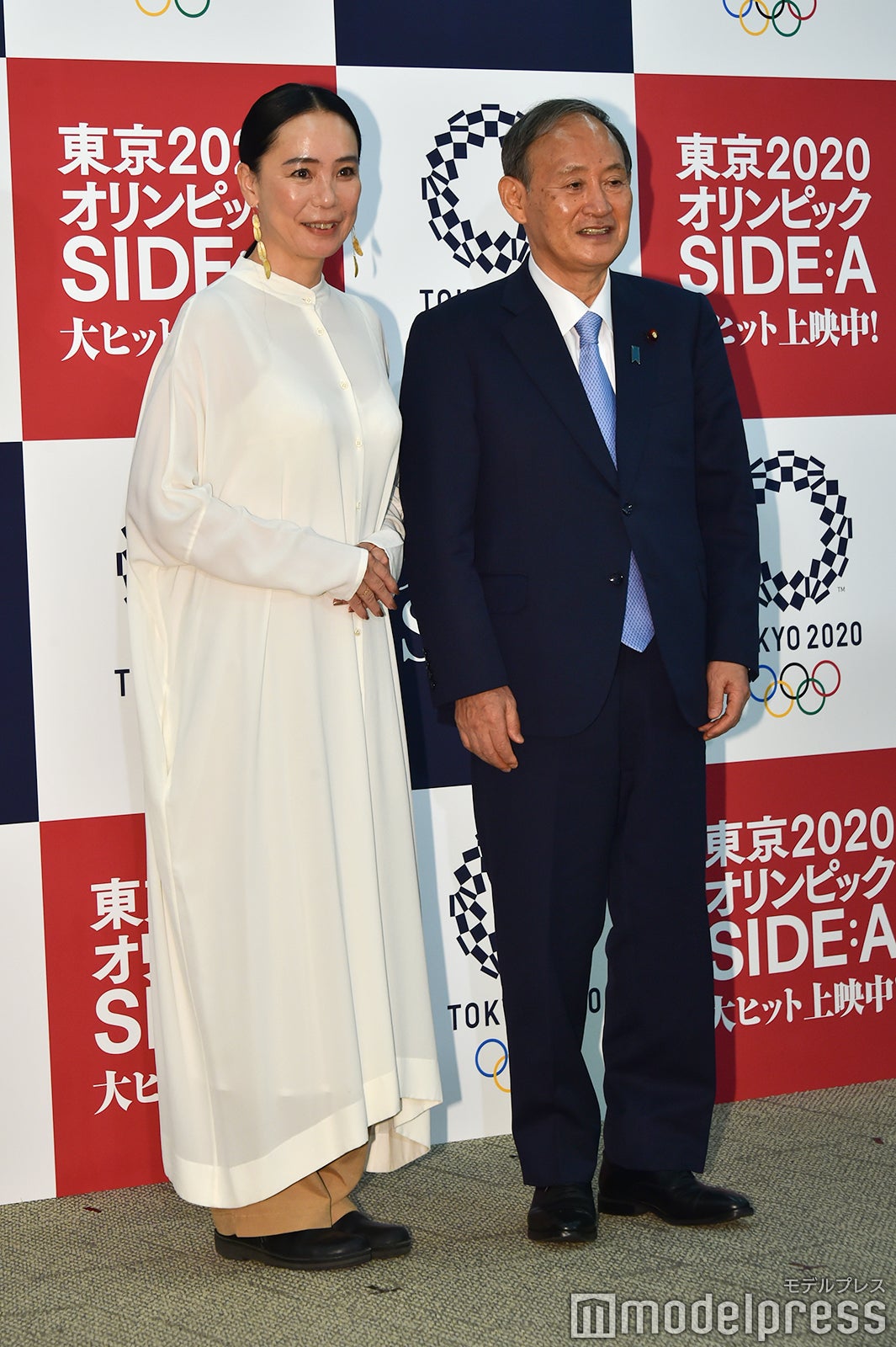 河瀨直美監督、菅義偉氏（C）モデルプレス