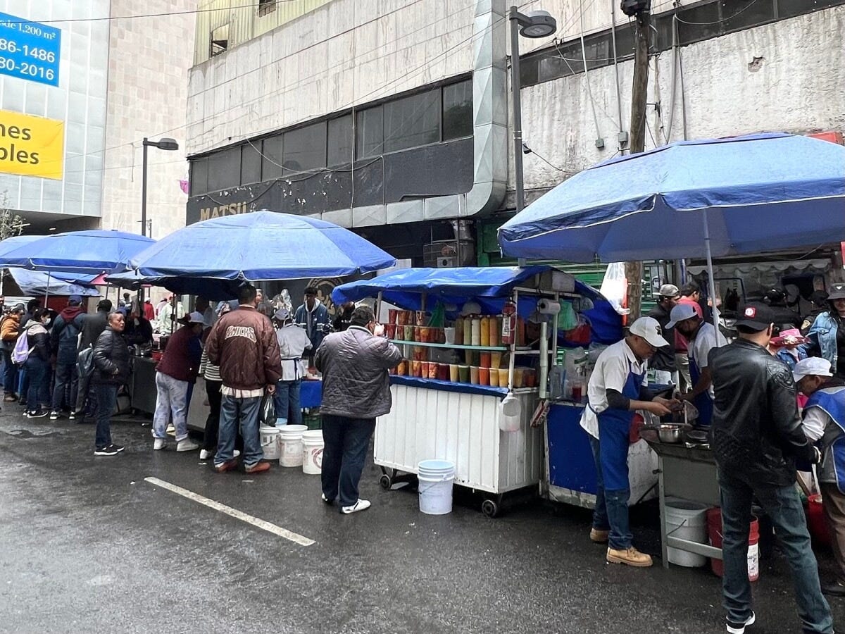 外務省付近に午前中だけ立ち並ぶ屋台