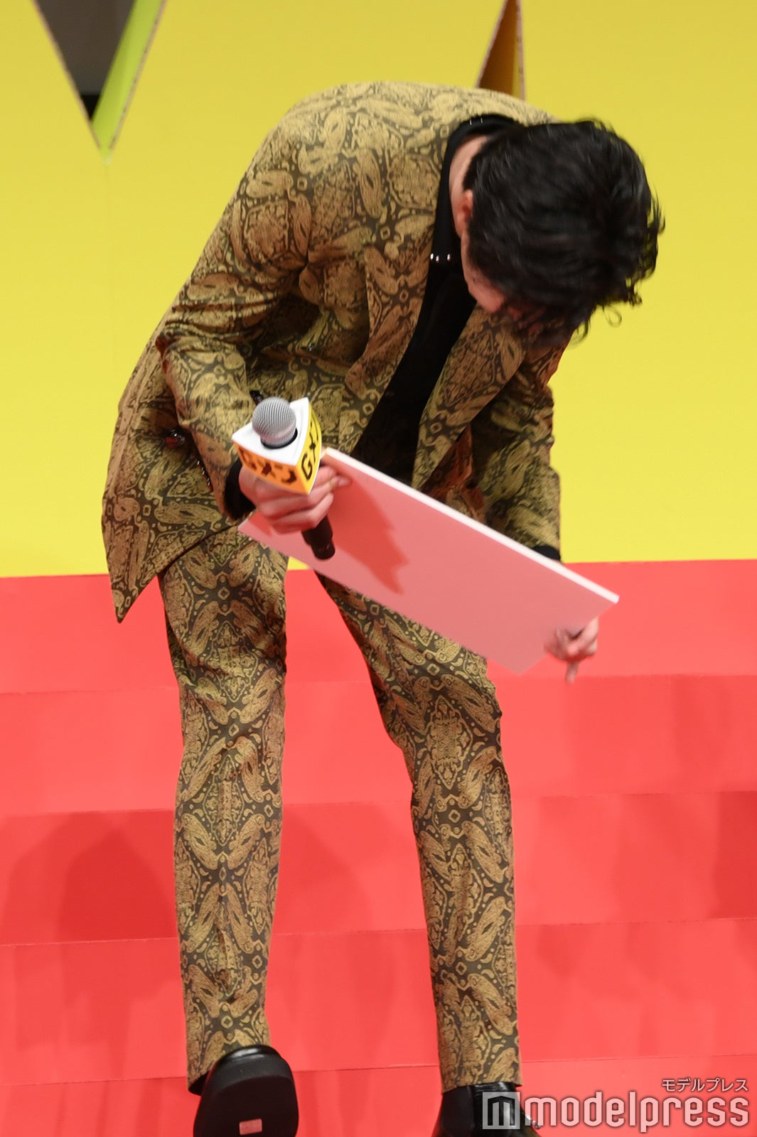 岸優太の回答を見て笑い崩れる田中圭（C）モデルプレス