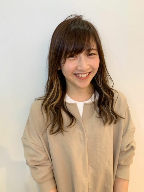 大人も挑戦しやすいロングヘア インナーカラー 女性らしいスタイルで垢抜け モデルプレス 大人も挑戦しやすいロングヘア インナーカラー 女性らしいスタイルで垢抜け モデルプレス