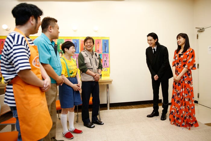 吉本新喜劇メンバーに挨拶をする菅田将暉・土屋太鳳(提供写真)