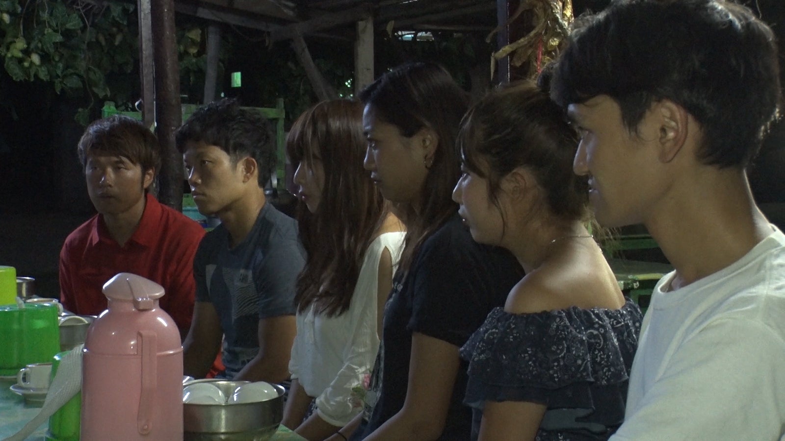 吉岡医師の話に聞き入るメンバー／「あいのり：Asian Journey」第8話より（C）フジテレビ