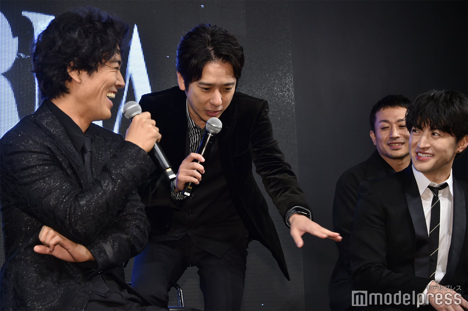 二宮和也が怪我しないよう石をどかす桐谷健太を再現する二宮和也（C）モデルプレス