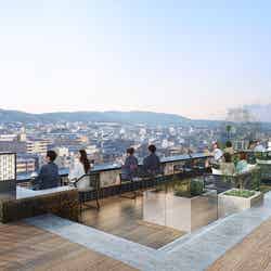 東山の大パノラマを臨むルーフトップ「空庭テラス」/提供画像