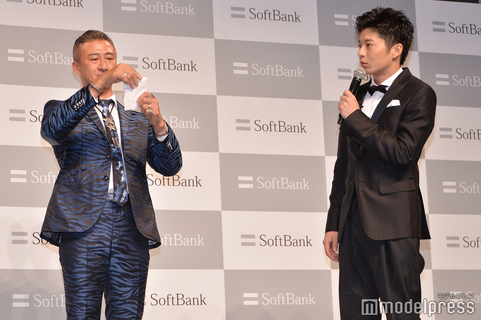 XK徒 慶のイリュージョンを見ている田中圭（C）モデルプレス