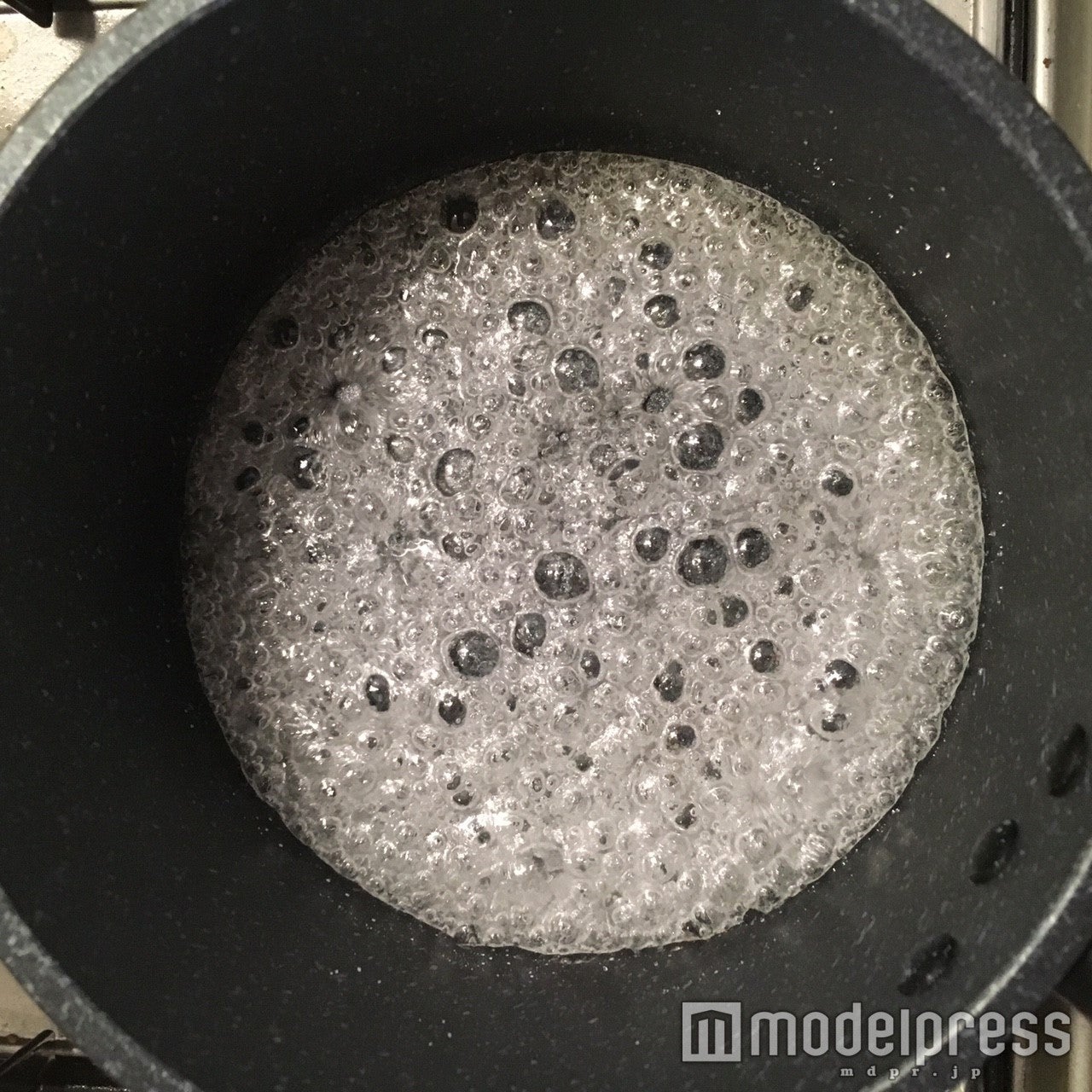 砂糖と水を鍋に入れて火にかけよう／画像提供：柏原歩