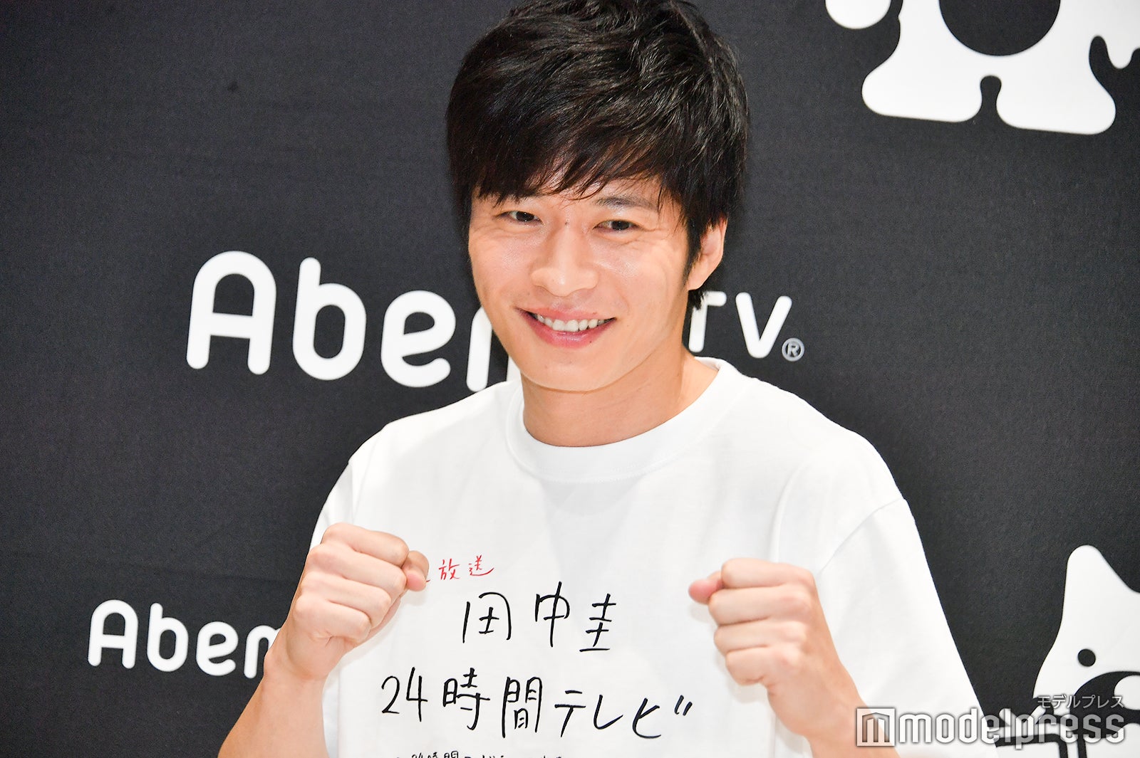 格闘家のフォトセッションみたいになる田中圭（C）モデルプレス