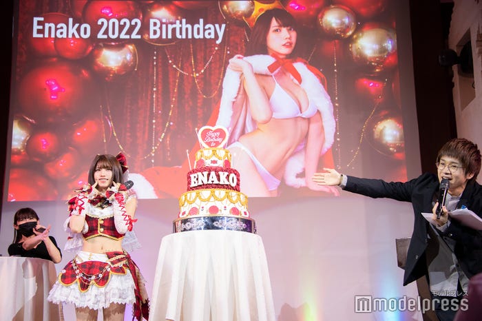 よきゅーん&青木佑磨に祝福される(C)モデルプレス