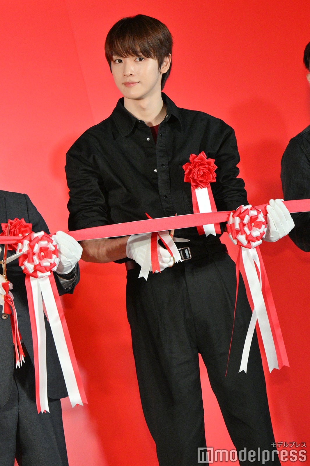 テープカットまで待機するソンチャン（C）モデルプレス