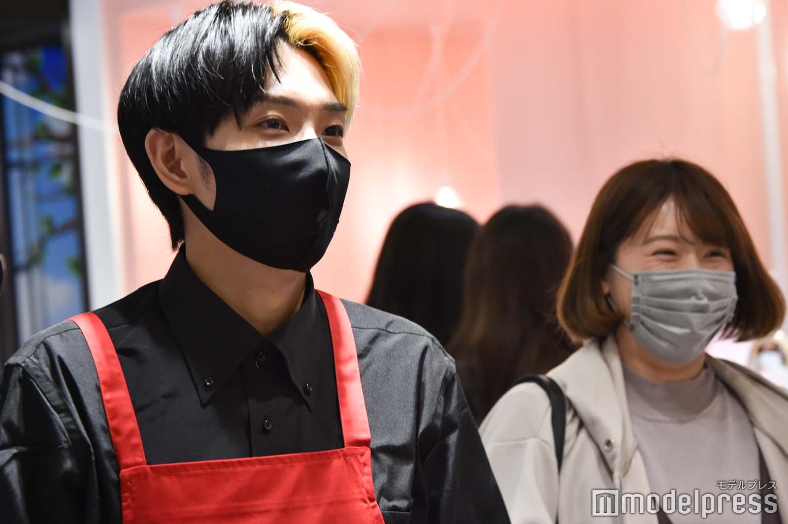 自ら客を呼び込むヒカル （C）モデルプレス