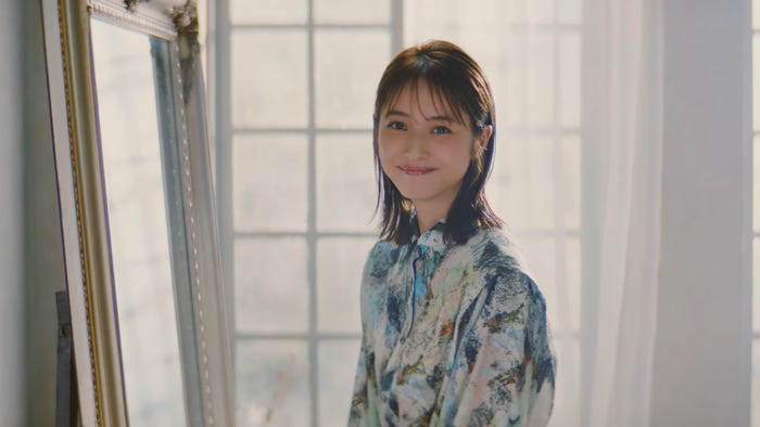 佐々木希/新CM「FX篇・CFD篇」場面カットより(C)2022 GMO CLICK Securities, Inc. All Rights Reserved.