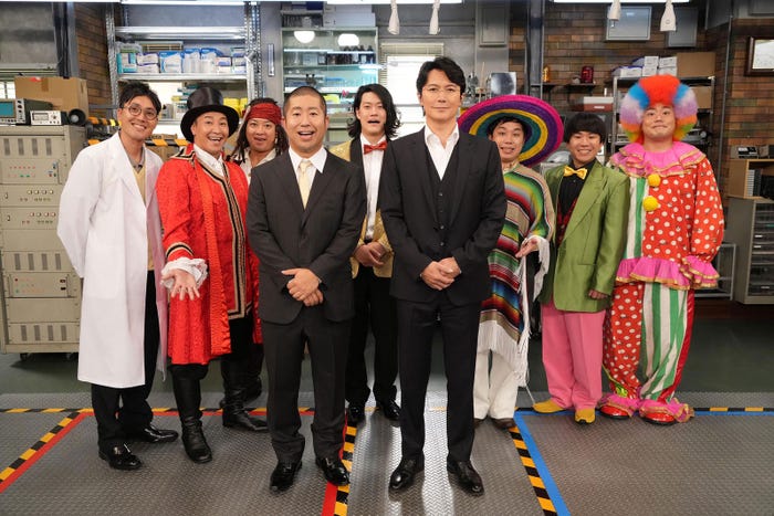 (左から)菊田竜大、長田庄平、松尾駿、澤部佑、粗品、福山雅治、せいや、秋山寛貴、岡部大(C)フジテレビ