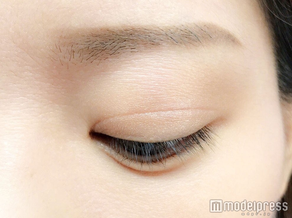 ほんのり色づくくらいに薄くのせるのがポイント／写真：Risa（C）モデルプレス