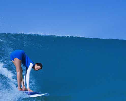 菜々緒、美脚際立つウェットスーツ姿で“菜々緒ポーズ”