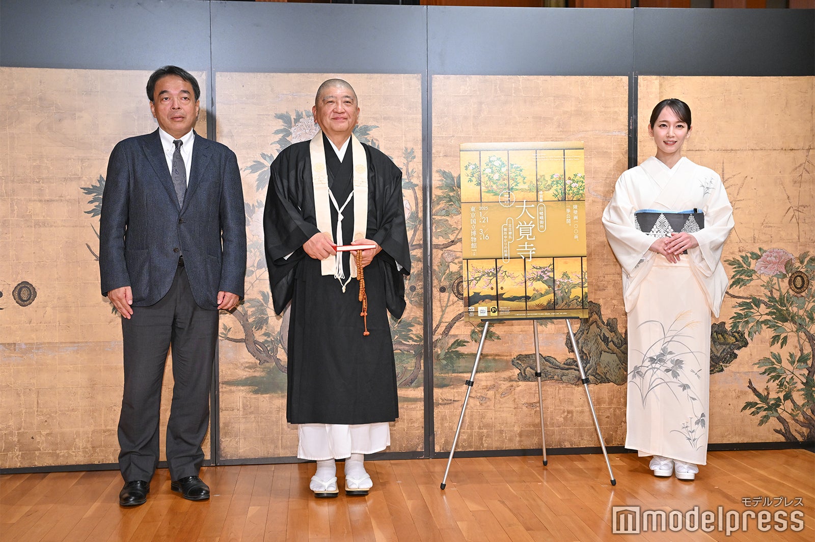 浅見龍介副館長、伊勢俊雄執行長、吉岡里帆（C）モデルプレス
