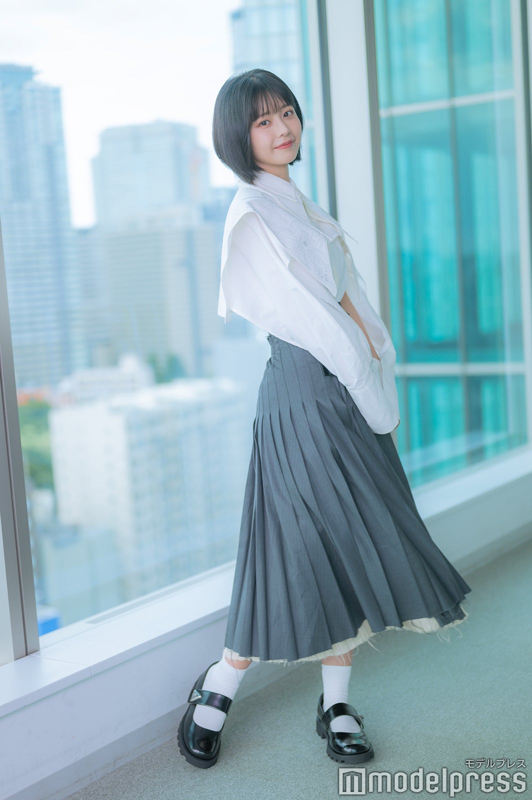 椛島光／＜衣装＞シャツ¥13,200、スカート¥24,200、つけえり¥8,580※全てneith.＜スタッフ＞スタイリスト：蔵之下由衣、ヘアメイク：稲野麻亜里（C）モデルプレス