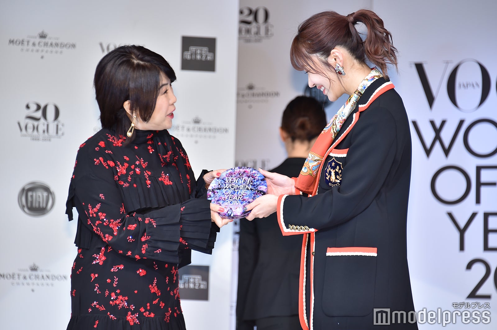 渡辺三津子編集長、指原莉乃（C）モデルプレス