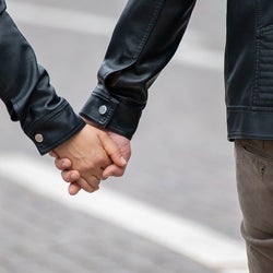 ぎゅっ。男性から急に手をつながれた時の「正解対応」5つ