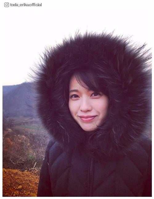 戸田恵梨香、まるで黒いライオン？極寒ショットに「超絶可愛い」の声殺到