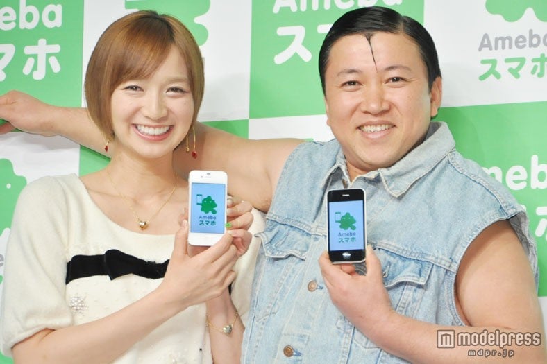 「Ameba スマホ新CM発表会」に登場した芹那とスギちゃん