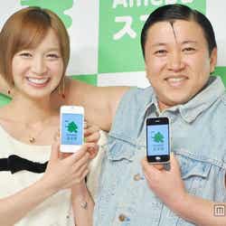 「Ameba スマホ新CM発表会」に登場した芹那とスギちゃん