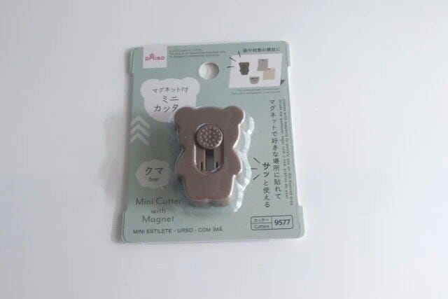 ダイソー ミニカッター(クマ、マグネット付) ダイソーのミニカッター(クマ、マグネット付)のパッケージ