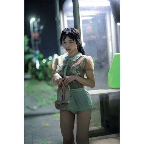 SNS総フォロワー数100万人・尊みを感じて桜井の1st写真集が発売、美ボディラインで魅力放つ