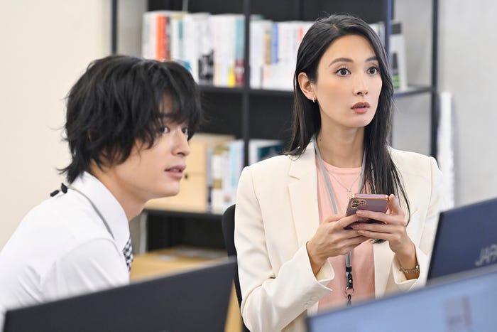 塩野瑛久、菜々緒「無能の鷹」第5話(C)テレビ朝日