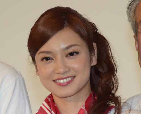 交際宣言の平愛梨に「アモーレ!」の声飛び交う 祝福に照れ笑い