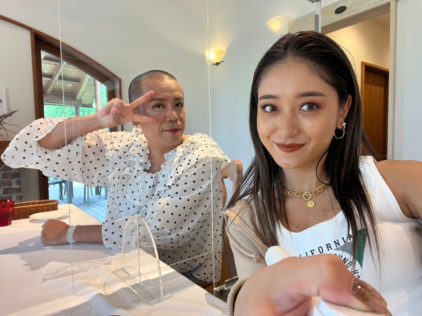 （左から）トシ、みちょぱ（C）フジテレビ