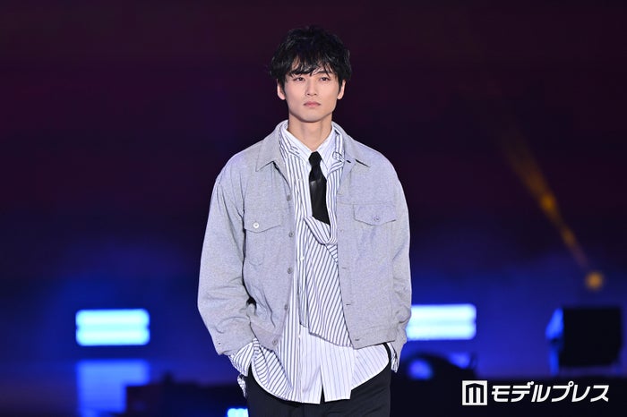 「リブート」で話題・中川大輔、ルーズにシャツ着こなし闊歩「ギャップ」「かっこよすぎ」と絶賛の声【ガルアワ2026SS】